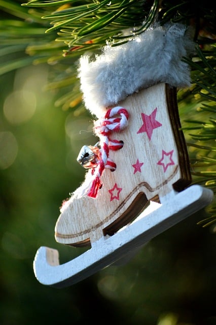 圣诞布置里的小常识：松枝与木饰的门道