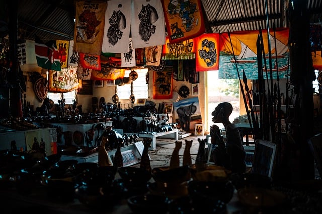 肯尼亚内陆纪念品店的光影缝隙里，藏着旧旅行的细碎余温