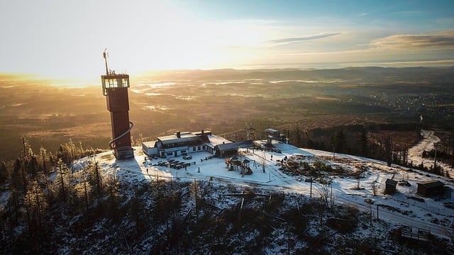 雪后初晴的山巅观景台：锈迹与磨损里藏着经年旧时光