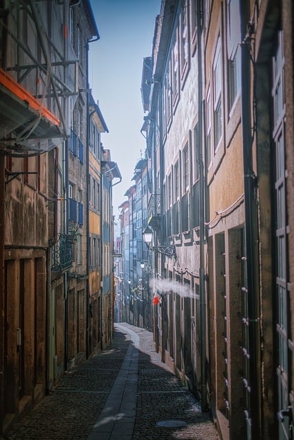 拐进波尔图老城窄巷，踩着鹅卵石接住漫下来的午后阳光