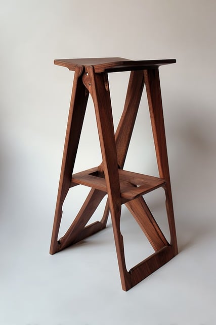 暮色漫进极简工作室,单张木椅承住松弛的独处时刻