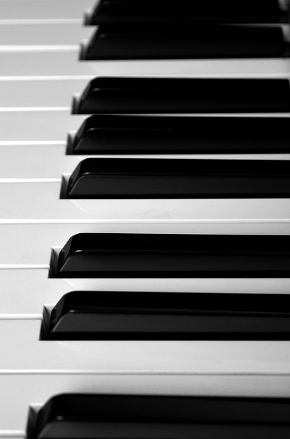 晴秋午后抚琴：把三餐烟火揉进黑白琴键的缝隙里