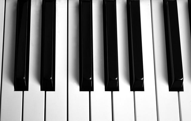 落着陈年光斑的黑白琴键，后来想起总绕着浅淡的旧日乐声