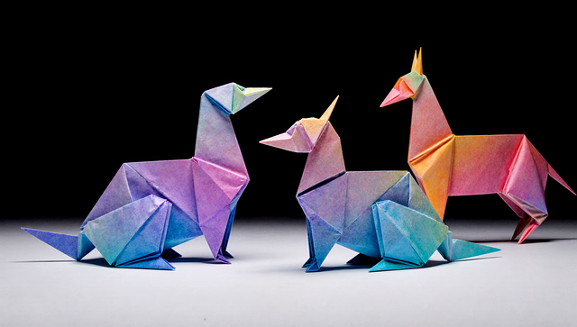 折纸小造物的棱线折痕与窗台投下的细碎光影