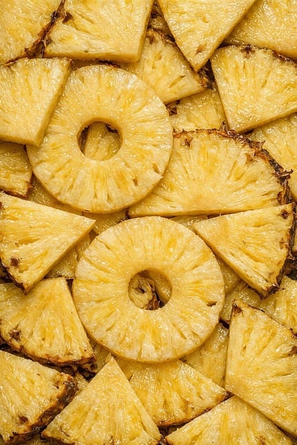 临街玻璃窗雨痕反光 衬着菠萝切片的夏末光影