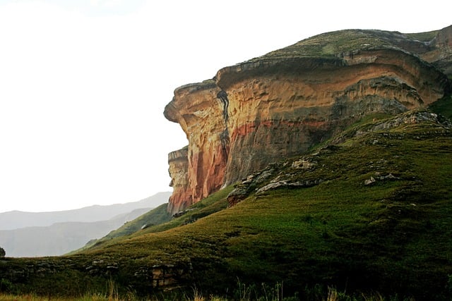 灰蒙天色下的砂岩崖坡 很久以前的南非高地之行