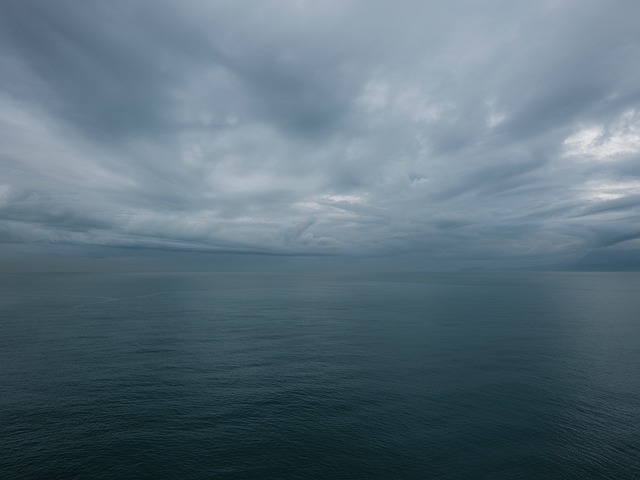 阴天静海畔的旧痕迹：锈蚀栏杆与浸着盐霜的慢时光