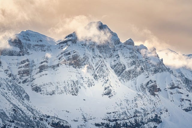 雪雾山巅的石桌，盛着冬日山野里的温热分享