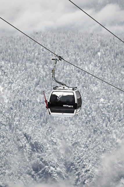 雾色阿尔卑斯：缆线线条与车厢玻璃的冷调反光