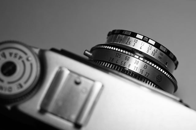 案头静置的复古胶片机 暗调纹理与留白里的旧时光余韵