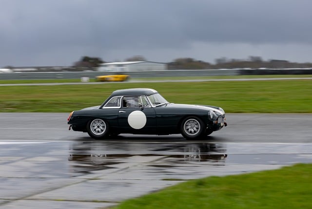 雨雾暮色漫过荒置赛道，老赛车守着独处的黄昏