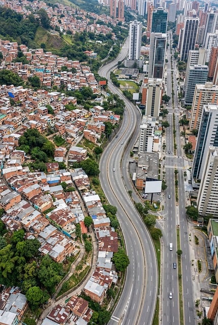 后来想起毕业前的那个傍晚，城郊公路弯道上的落日与软风