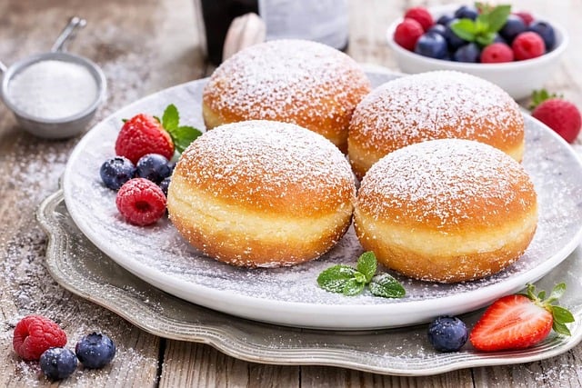 刚按下快门还蹭了一手糖粉 这盘刚出炉的甜甜圈甜得恰到好处