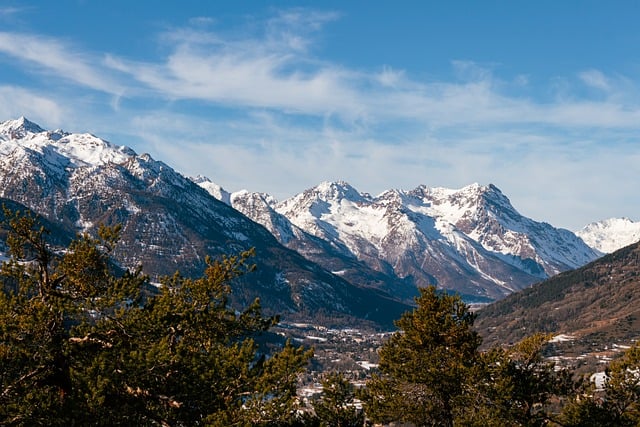 刚按下快门定格阿尔卑斯雪后山径全景，对着屏幕敲下此刻的松弛心绪