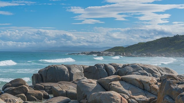 塔斯马尼亚蓝海岸的浪涛 卷着很久以前的松弛回忆