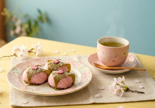 街角偶遇樱饼茶席 春日街头的细碎烟火暖意