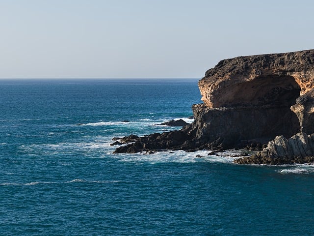 秋凉滨海崖岸听浪，忽然勾连起家常三餐的烟火气