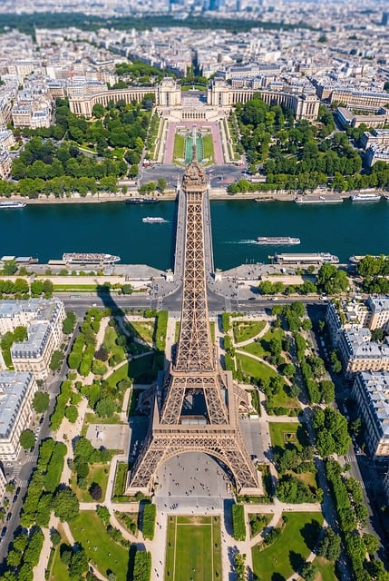 盛夏晴空俯瞰巴黎：埃菲尔铁塔与塞纳河的温柔画卷