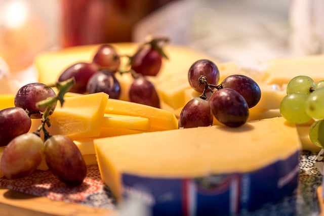 刚按下快门拍完这盘葡萄芝士拼盘，准备享用慢悠悠的早餐时光