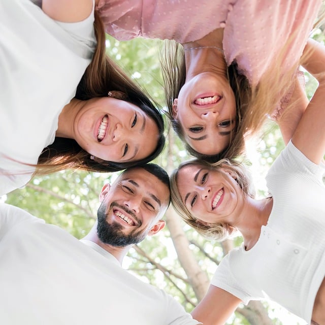 蹲守向阳坡地 捕捉昆虫复眼的细密光影细节