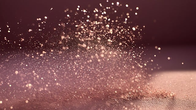 田埂草叶的微距观察：捕捉晨雾里悬浮的细碎光影与水珠