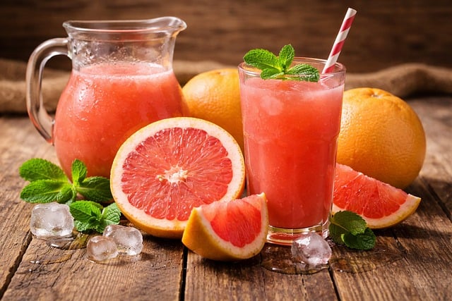 原木餐桌上的西柚柠檬冰饮 夏日清爽消暑鲜榨果汁饮品