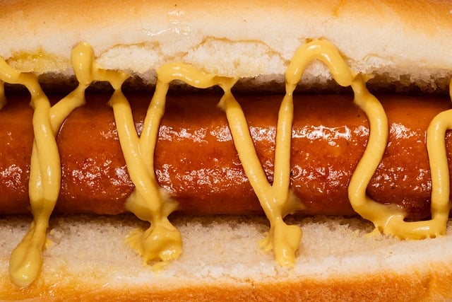 磨痕斑驳的旧盘盛着经典热狗，藏着野餐旧时光