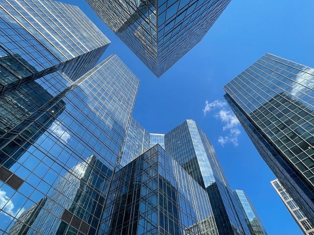 晴日CBD楼群掠影 把初秋的凉与日常三餐勾连