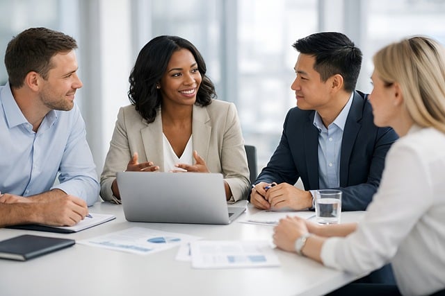 写字楼开放式工位区，偶然撞见的职场日常片段
