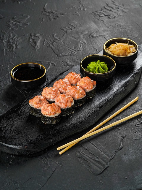 精致黑釉寿司盘中藏着的两处日常饮食小常识