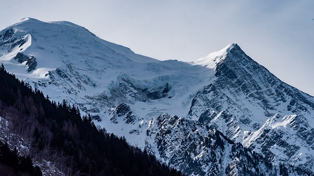 雪径徒步歇脚时，随身热食的温度漫过山巅清冽凉意