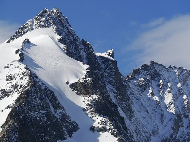 阿尔卑斯雪岭岩壁:藏在冰与石里的时光旧痕