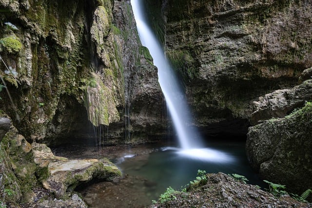 峡谷岩壁藏着经年痕迹 流水苔藓磨出旧时光的印记