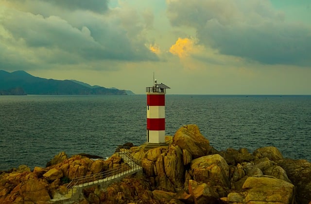越南富炎海角灯塔：夕照里的钢构线条与海面碎金反光