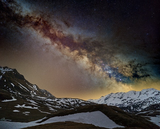 山路边夜歇偶遇冬夜星河 满空星子映着薄雪山尖