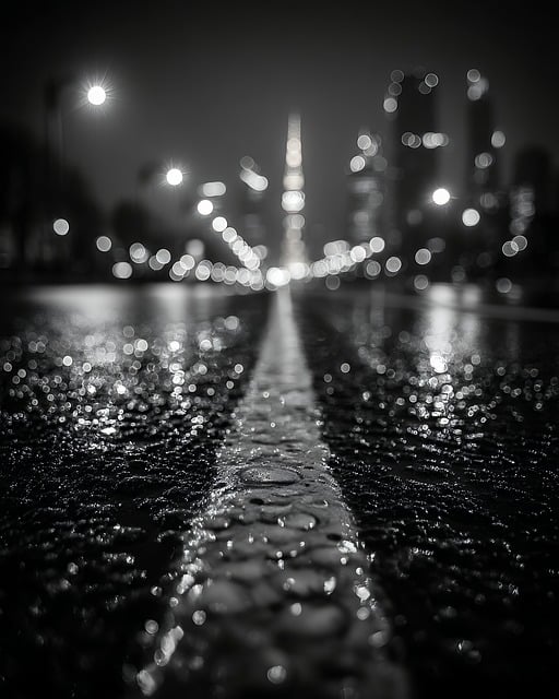 雨夜城市路面的朦胧光斑：街头雨幕里的细碎片刻