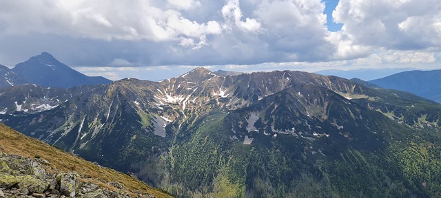扎科帕内观景台望塔特拉群山，云影里藏着时光磨出的痕迹