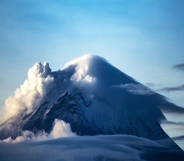 冬日攀至山巅本为拍云海，没料撞见藏在云后的活火山