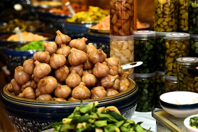 老巷食铺的腌菜与粗瓷碗 藏着家常烟火的温软滋味