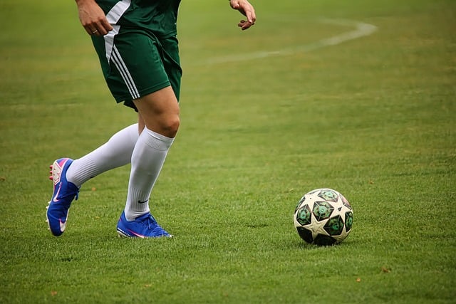 定格的抬脚瞬间:很久以前的村头球场暑日回忆
