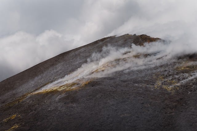 寒露月夜雾绕火山缓坡 岩缝间飘着淡青烟缕