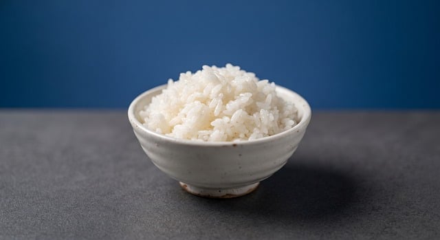 磨痕老碗盛热蒸米饭 藏着寻常烟火的旧痕迹