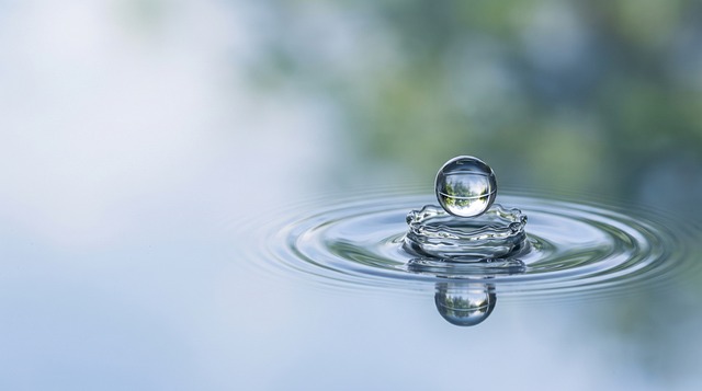 水滴落进静水面：藏在对称波纹里的两处日常小常识