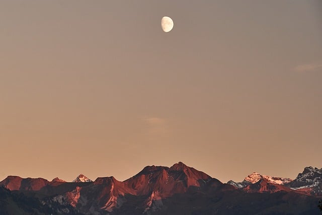 山脊暮色黄昏:金辉漫过时盈月初升的荒野景致