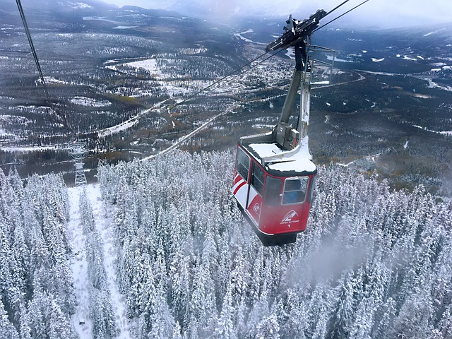 钢缆牵起雪坡缆车 山巅光影裹着冬雪的细碎反光