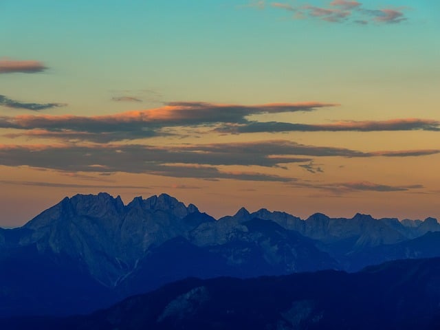 奥地利卡林西亚阿尔卑斯山清晨全景，藏着很久以前的徒步旧时光