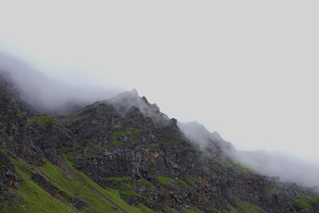 晨雾漫过山岩崖壁，磨蚀痕迹藏着山野旧时光