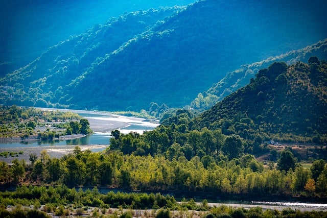 阿尔巴尼亚山地河谷夏日漫游：藏在清浅水面的小常识