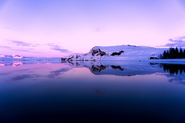 冰岛峡湾冬景：风雪磨蚀的岸线与藏着时光痕迹的湖山