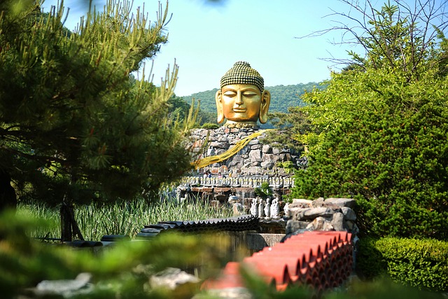 韩国古寺回廊旧石栏 磨平棱角藏着经年行旅痕迹